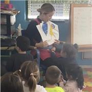 Profesora de primaria apta para todas las edades y niveles.